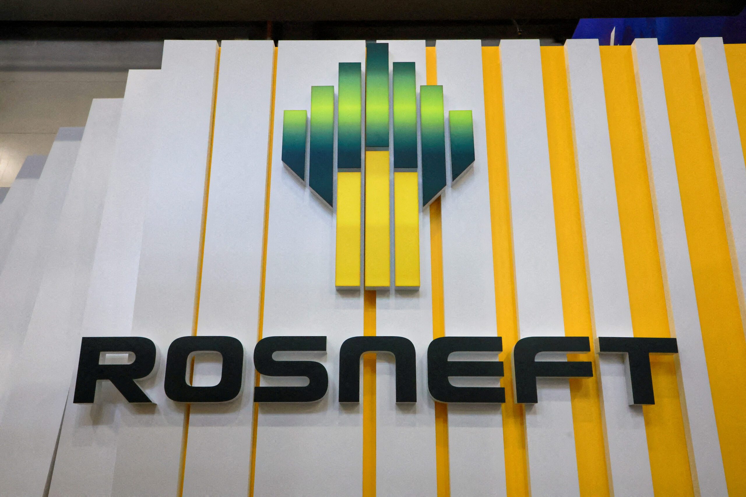 Rosneft, Reliance agree biggest ever India-Russia oil supply deal